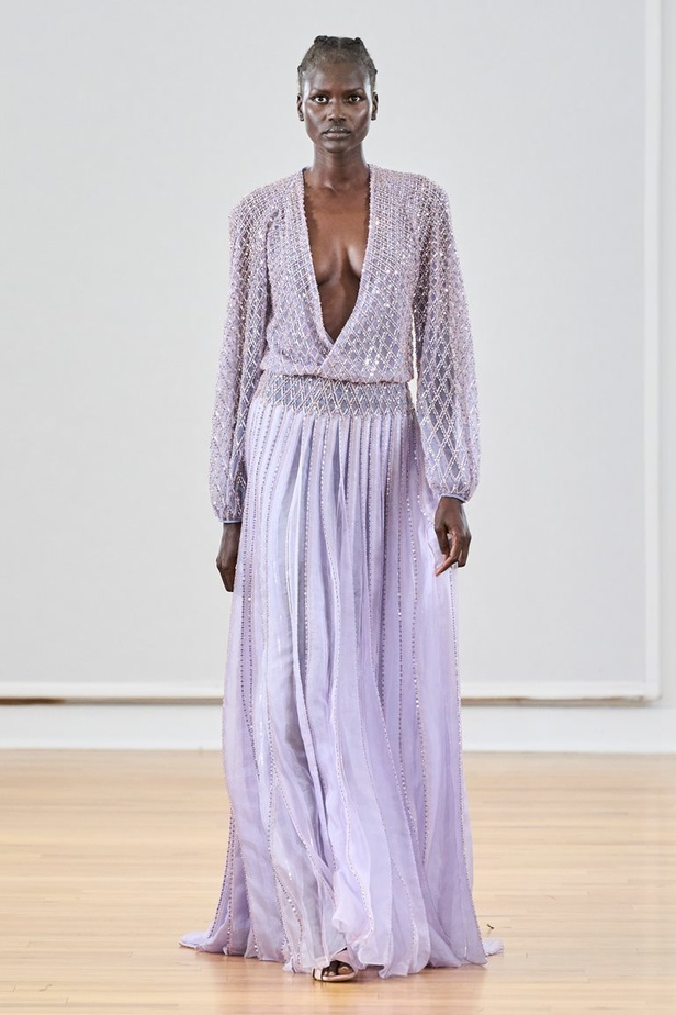 مجموعة رامي العلي لخريف وشتاء 2023 تستحضر جمال الستينيات بتصاميمها الكلاسيكية المفعمة بالحيوية