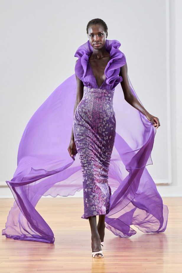 مجموعة رامي العلي لخريف وشتاء 2023 تستحضر جمال الستينيات بتصاميمها الكلاسيكية المفعمة بالحيوية