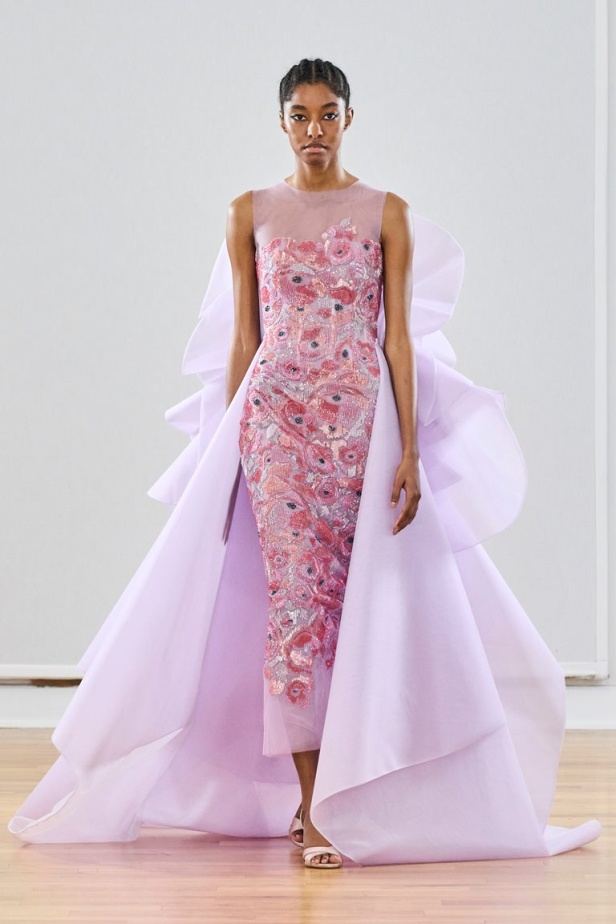 مجموعة رامي العلي لخريف وشتاء 2023 تستحضر جمال الستينيات بتصاميمها الكلاسيكية المفعمة بالحيوية