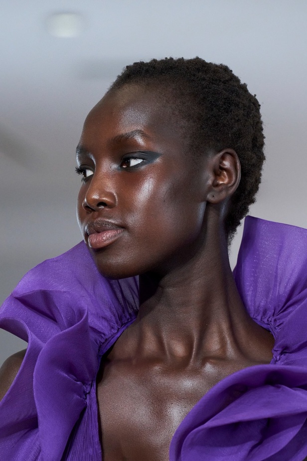 مجموعة رامي العلي لخريف وشتاء 2023 تستحضر جمال الستينيات بتصاميمها الكلاسيكية المفعمة بالحيوية