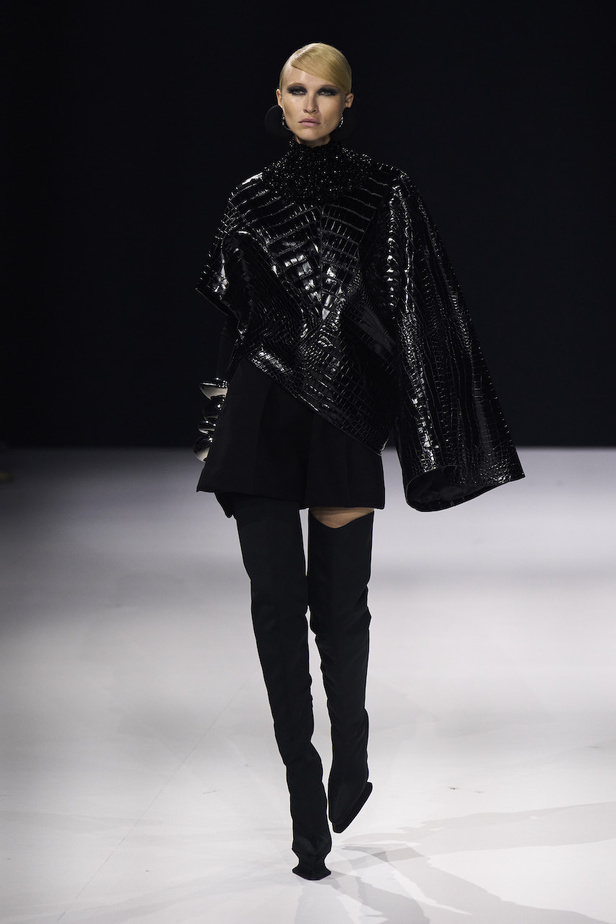 من مجموعة ستيفان رولان للهوت كوتور لموسم خريف وشتاء 2022