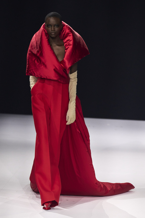 من مجموعة ستيفان رولان للهوت كوتور لموسم خريف وشتاء 2022