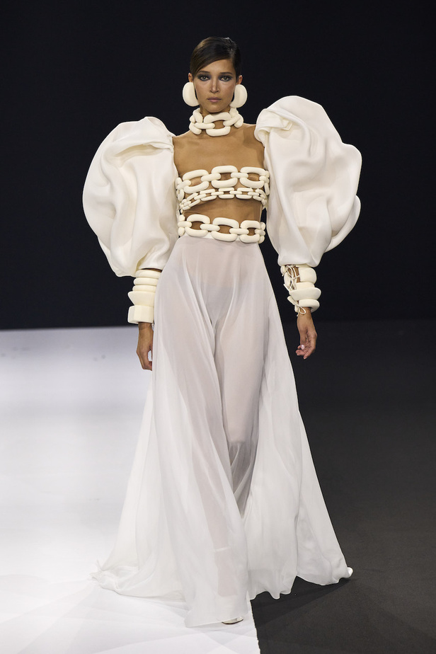 من مجموعة ستيفان رولان للهوت كوتور لموسم خريف وشتاء 2022