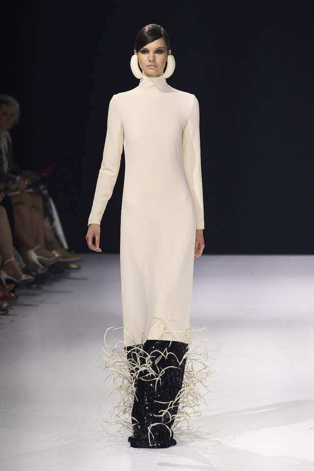 من مجموعة ستيفان رولان للهوت كوتور لموسم خريف وشتاء 2022