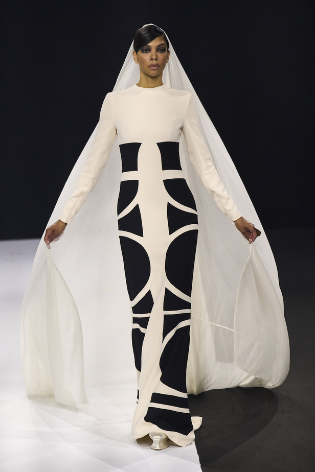 من مجموعة ستيفان رولان للهوت كوتور لموسم خريف وشتاء 2022