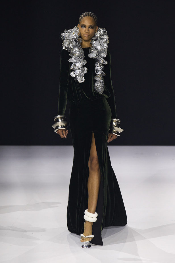 من مجموعة ستيفان رولان للهوت كوتور لموسم خريف وشتاء 2022