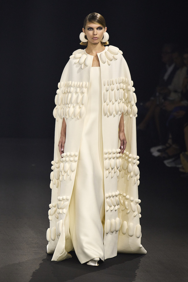 من مجموعة ستيفان رولان للهوت كوتور لموسم خريف وشتاء 2022