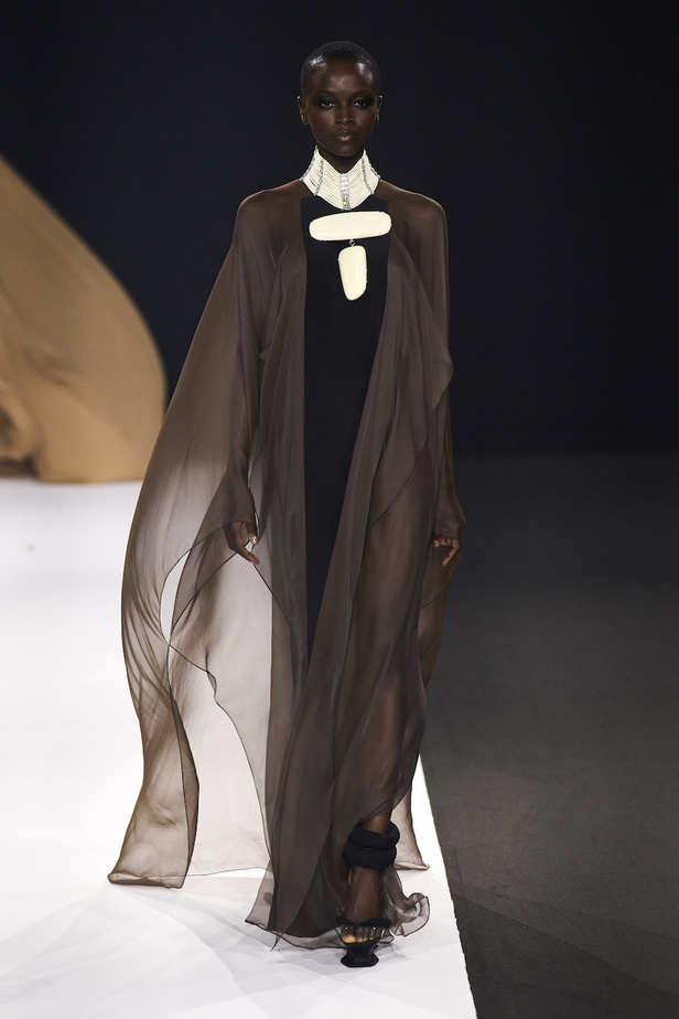 من مجموعة ستيفان رولان للهوت كوتور لموسم خريف وشتاء 2022