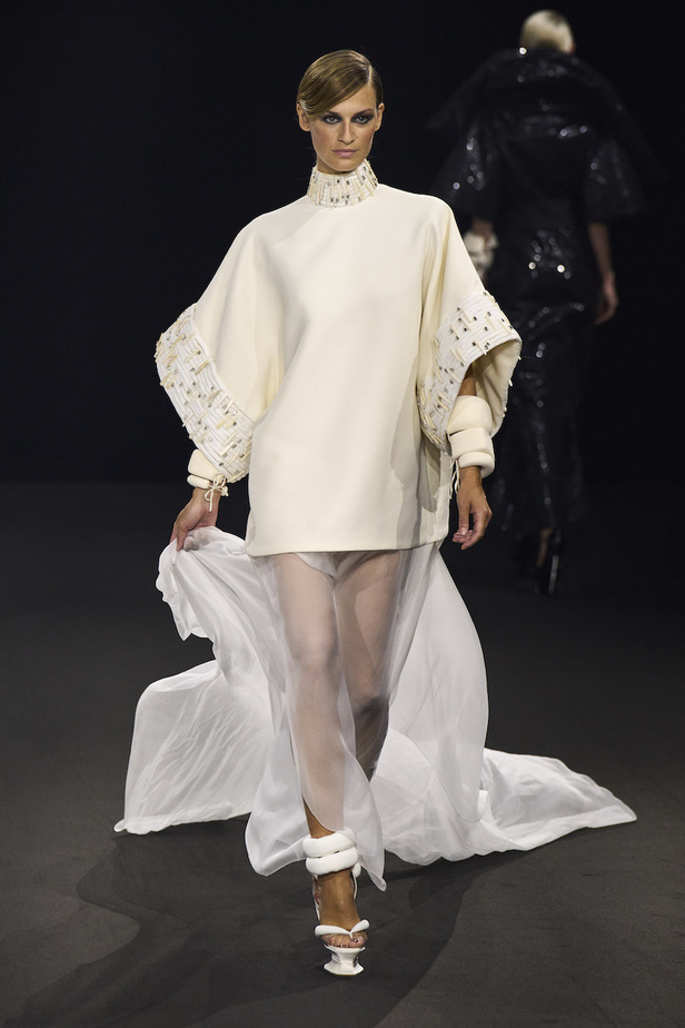 من مجموعة ستيفان رولان للهوت كوتور لموسم خريف وشتاء 2022