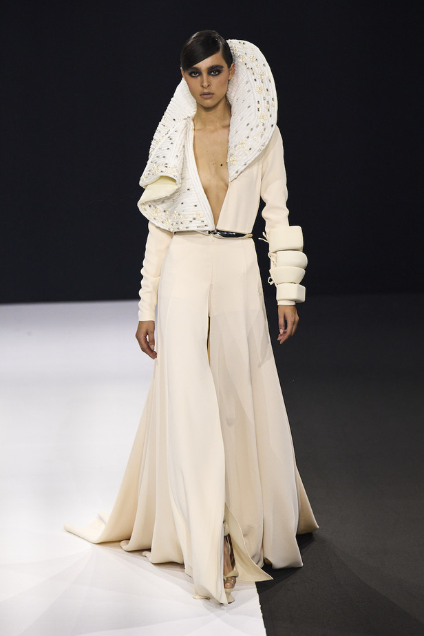 من مجموعة ستيفان رولان للهوت كوتور لموسم خريف وشتاء 2022