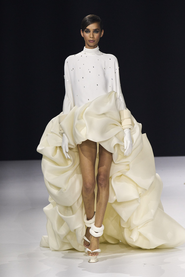 من مجموعة ستيفان رولان للهوت كوتور لموسم خريف وشتاء 2022