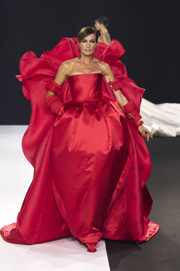 من مجموعة ستيفان رولان للهوت كوتور لموسم خريف وشتاء 2022