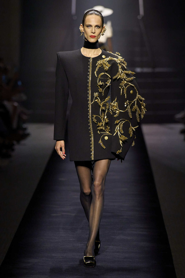 مجموعة Schiaparelli للهوت كوتور تحاكي الجرأة والفخامة في موسم شتاء 2023 