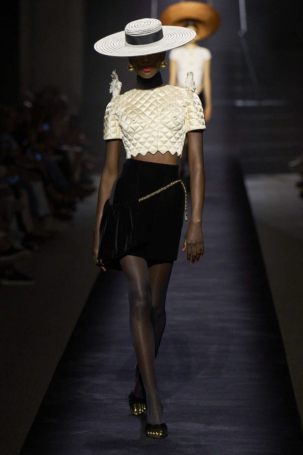 مجموعة Schiaparelli للهوت كوتور تحاكي الجرأة والفخامة في موسم شتاء 2023 