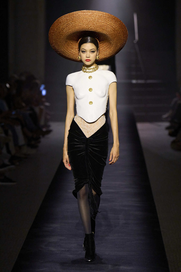 مجموعة Schiaparelli للهوت كوتور تحاكي الجرأة والفخامة في موسم شتاء 2023 