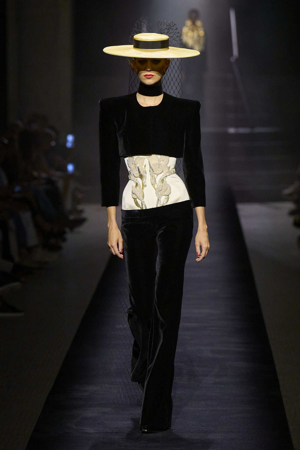 مجموعة Schiaparelli للهوت كوتور تحاكي الجرأة والفخامة في موسم شتاء 2023 