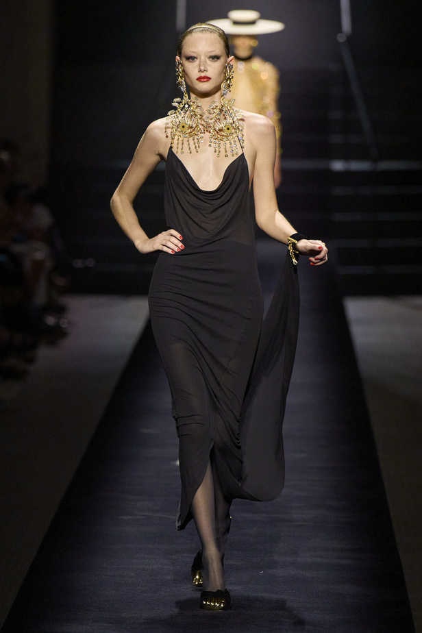 مجموعة Schiaparelli للهوت كوتور تحاكي الجرأة والفخامة في موسم شتاء 2023 