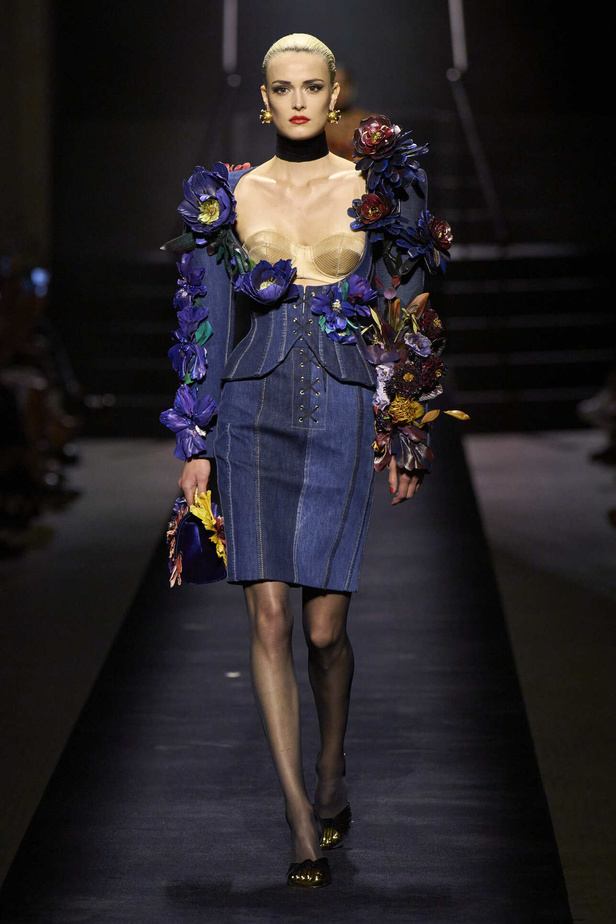 مجموعة Schiaparelli للهوت كوتور تحاكي الجرأة والفخامة في موسم شتاء 2023 