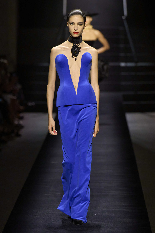 مجموعة Schiaparelli للهوت كوتور تحاكي الجرأة والفخامة في موسم شتاء 2023 