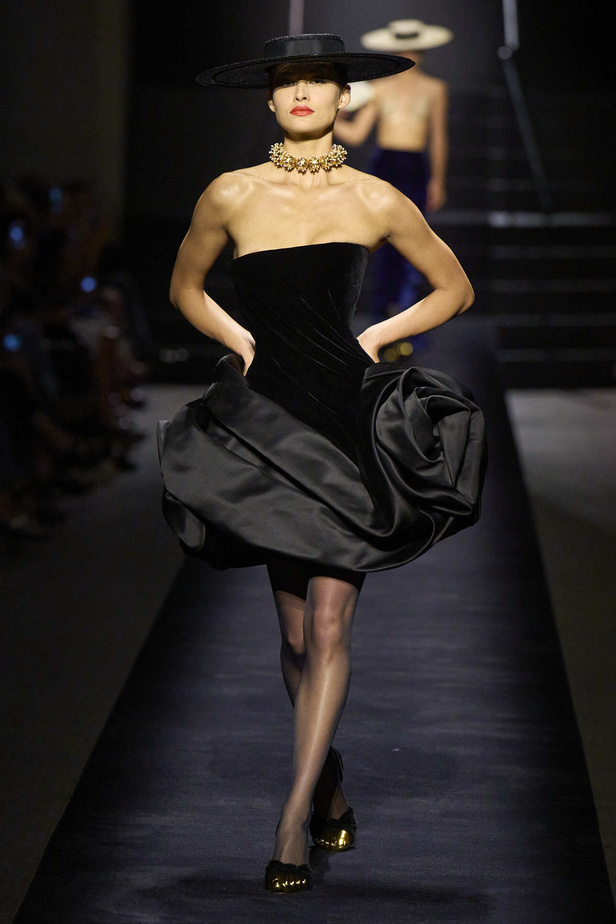 مجموعة Schiaparelli للهوت كوتور تحاكي الجرأة والفخامة في موسم شتاء 2023 