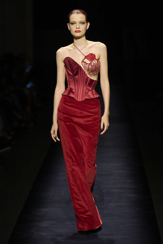 مجموعة Schiaparelli للهوت كوتور تحاكي الجرأة والفخامة في موسم شتاء 2023 