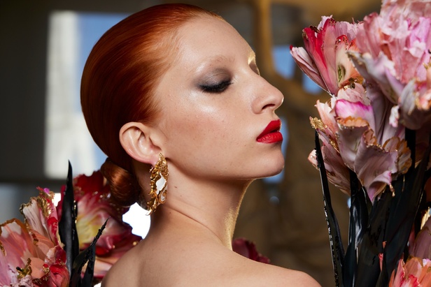 اطلالات جمالية من مجموعة Schiaparelli للهوت كوتور موسم شتاء 2023 