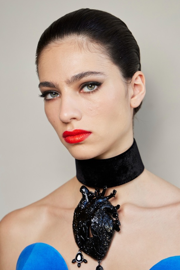 اطلالات جمالية من مجموعة Schiaparelli للهوت كوتور موسم شتاء 2023 