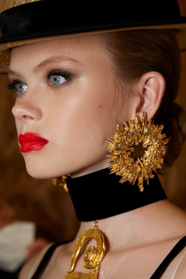 اطلالات جمالية من مجموعة Schiaparelli للهوت كوتور موسم شتاء 2023 