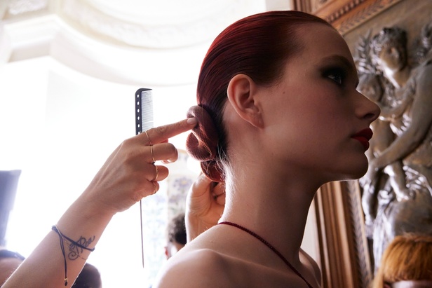 اطلالات جمالية من مجموعة Schiaparelli للهوت كوتور موسم شتاء 2023 