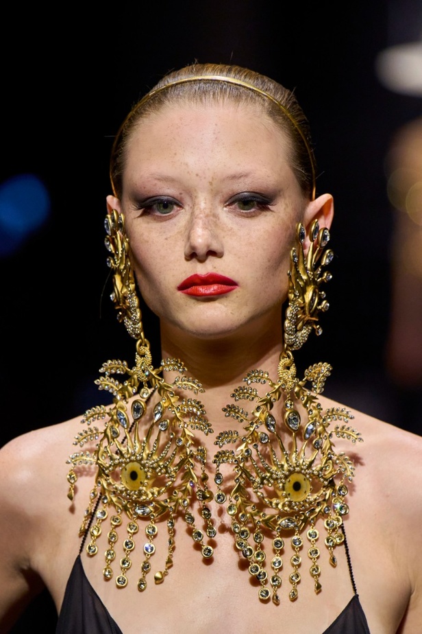 اطلالات جمالية من مجموعة Schiaparelli للهوت كوتور موسم شتاء 2023 