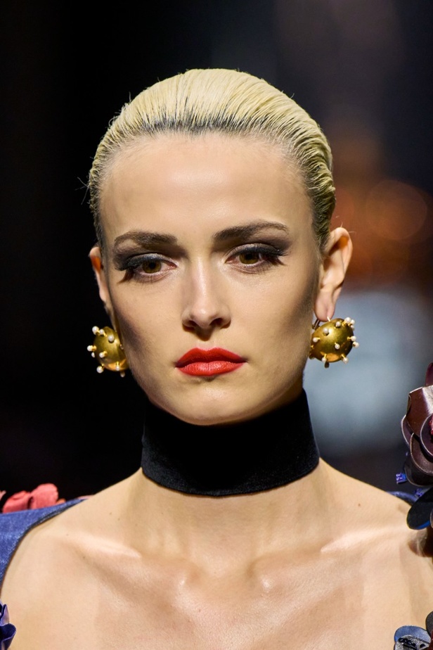 اطلالات جمالية من مجموعة Schiaparelli للهوت كوتور موسم شتاء 2023 