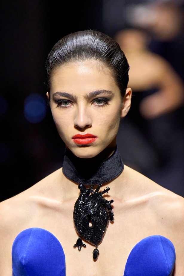 اطلالات جمالية من مجموعة Schiaparelli للهوت كوتور موسم شتاء 2023 