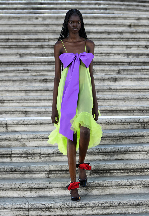 مجموعة Valentino للهوت كوتور 2022 تتخطى التقاليد بقطع عصرية