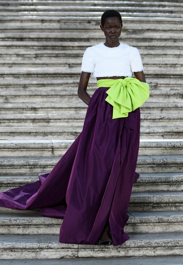 مجموعة Valentino للهوت كوتور 2022 تتخطى التقاليد بقطع عصرية