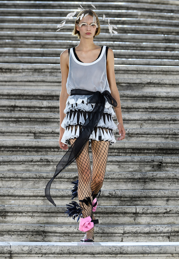 مجموعة Valentino للهوت كوتور 2022 تتخطى التقاليد بقطع عصرية