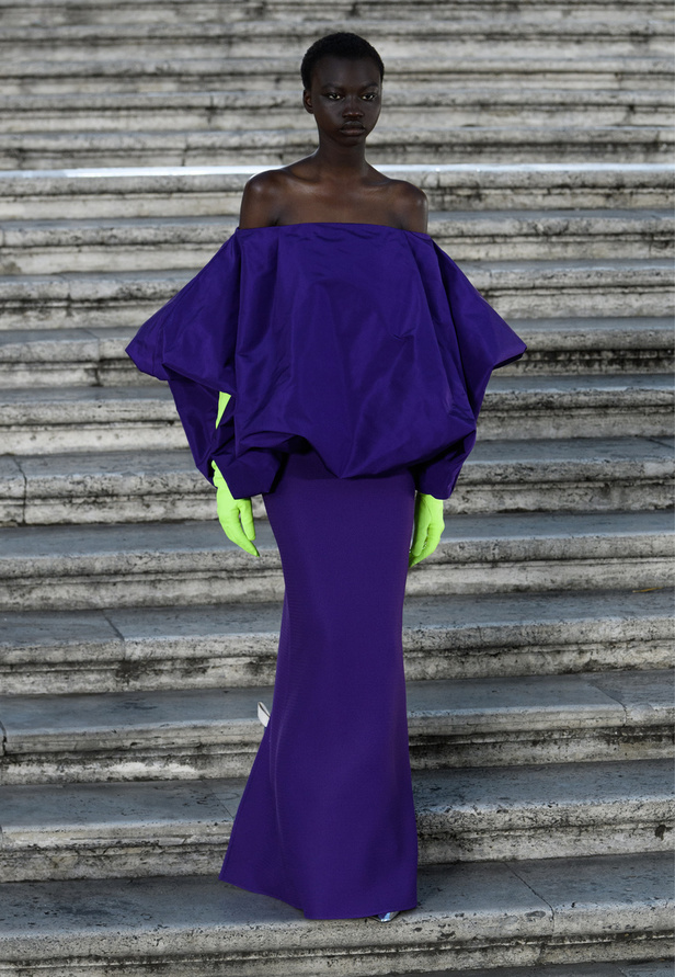 مجموعة Valentino للهوت كوتور 2022 تتخطى التقاليد بقطع عصرية