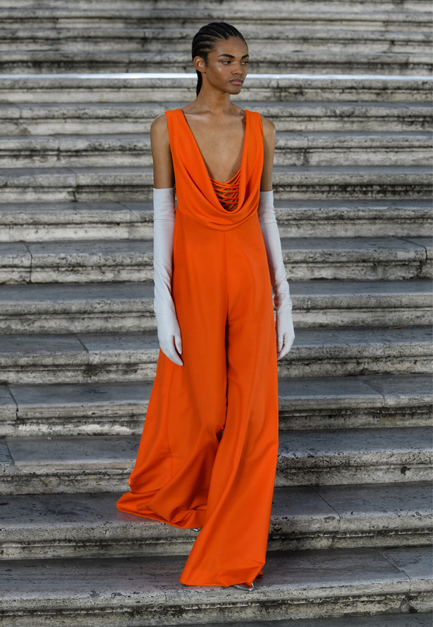 مجموعة Valentino للهوت كوتور 2022 تتخطى التقاليد بقطع عصرية