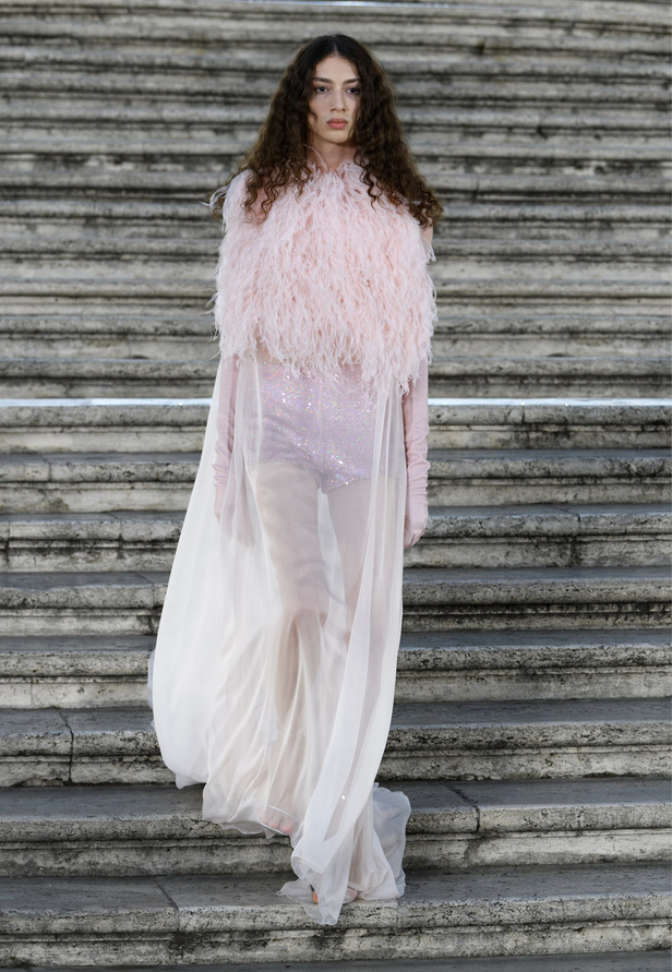 مجموعة Valentino للهوت كوتور 2022 تتخطى التقاليد بقطع عصرية