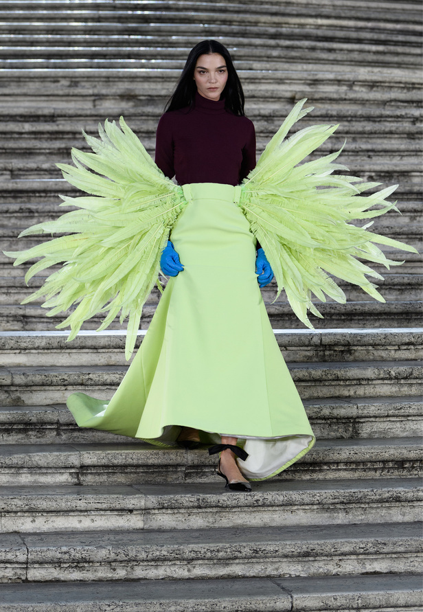 مجموعة Valentino للهوت كوتور 2022 تتخطى التقاليد بقطع عصرية