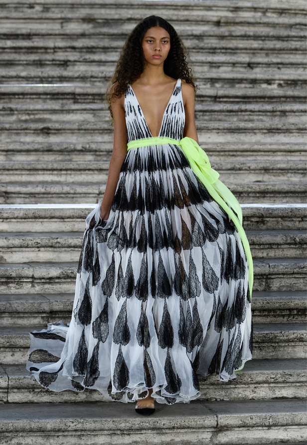 مجموعة Valentino للهوت كوتور 2022 تتخطى التقاليد بقطع عصرية