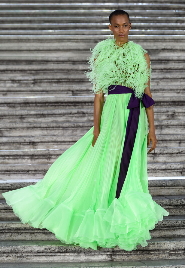 مجموعة Valentino للهوت كوتور 2022 تتخطى التقاليد بقطع عصرية