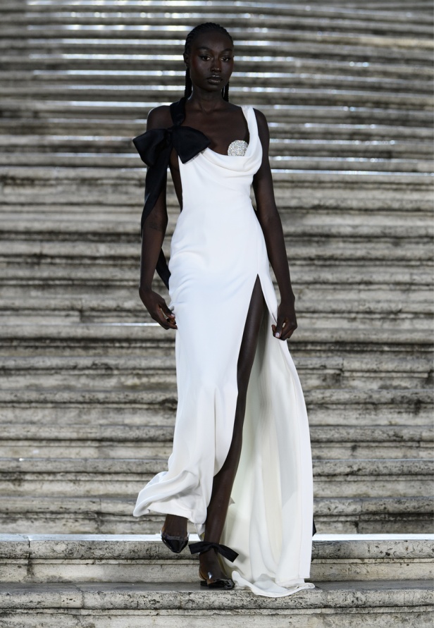 مجموعة Valentino للهوت كوتور 2022 تتخطى التقاليد بقطع عصرية