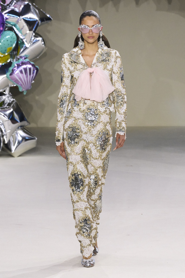 مجموعة Giambattista Valli للهوت كوتور 2022 أناقة وحيوية وابتكار