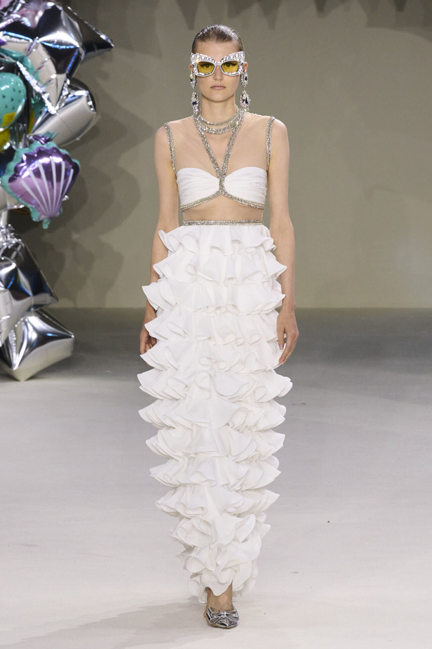 مجموعة Giambattista Valli للهوت كوتور 2022 أناقة وحيوية وابتكار
