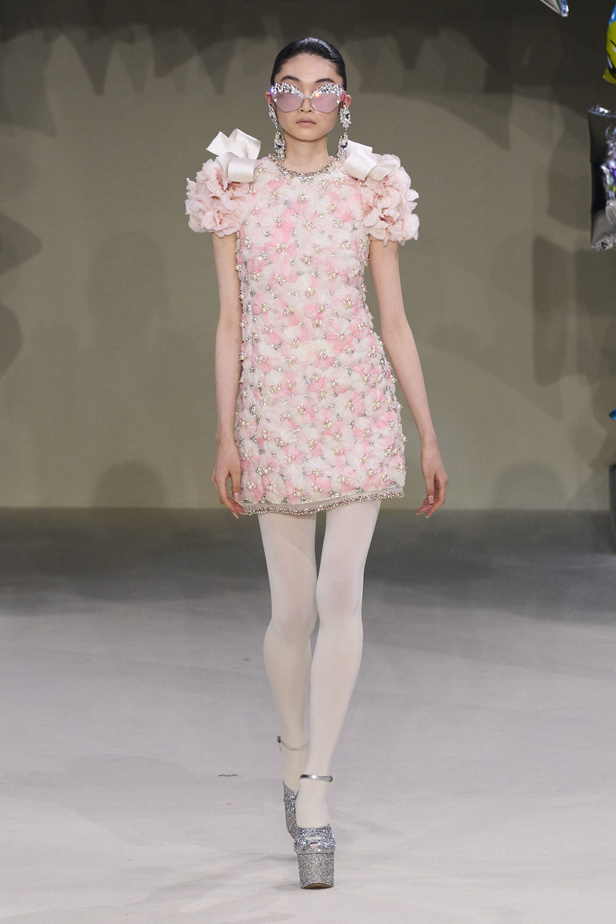 مجموعة Giambattista Valli للهوت كوتور 2022 أناقة وحيوية وابتكار