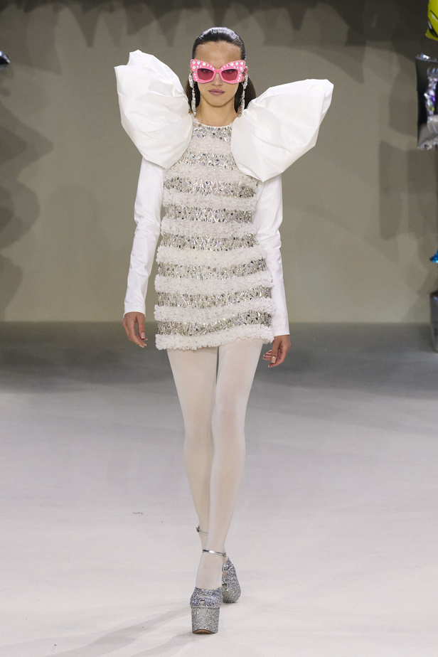 مجموعة Giambattista Valli للهوت كوتور 2022 أناقة وحيوية وابتكار