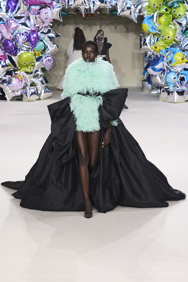 مجموعة Giambattista Valli للهوت كوتور 2022 أناقة وحيوية وابتكار