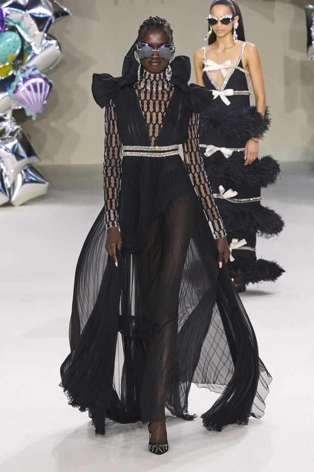 مجموعة Giambattista Valli للهوت كوتور 2022 أناقة وحيوية وابتكار