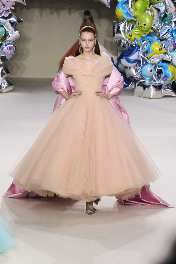 مجموعة Giambattista Valli للهوت كوتور 2022 أناقة وحيوية وابتكار
