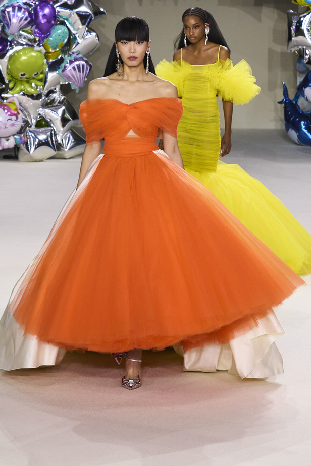 مجموعة Giambattista Valli للهوت كوتور 2022 أناقة وحيوية وابتكار